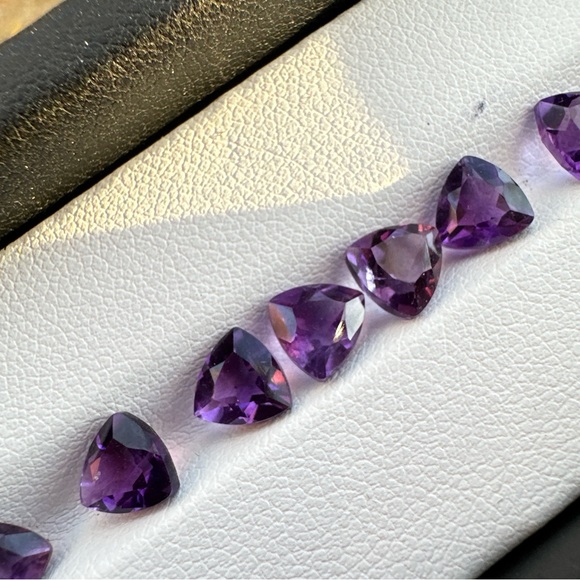 6.97ct Natural Purple Amethyst Trillion Cut Lot - Picture 10 of 17